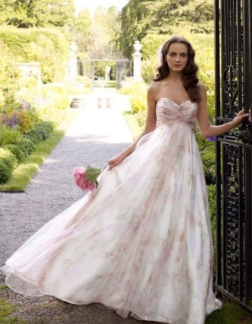 бежевое платье с цветочным принтом
