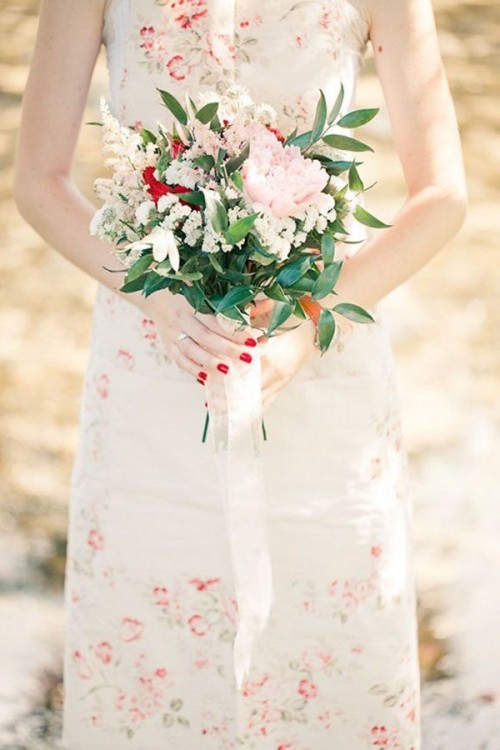 нежное свадебное платье с цветами