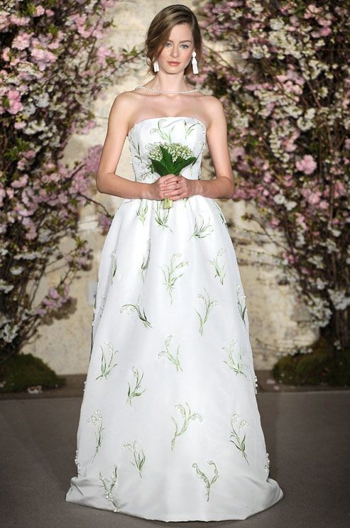 белое свадебное платье с цветами