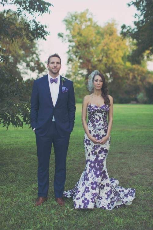 свадебное платье с большими сиреневыми цветами