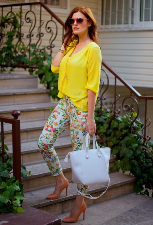 брюки с цветочным принтом с желтой блузкой