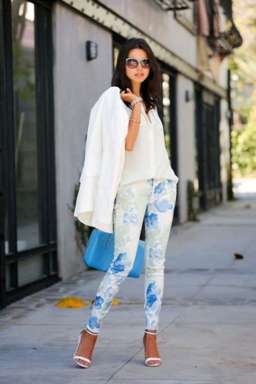 белые брюки с голубым цветочным принтом 