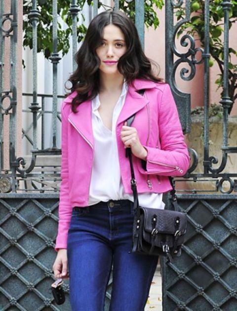 розовая кожаная куртка с джинсами и рубашкой