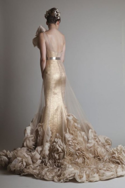 золотое свадебное платье с юбкой в цветы