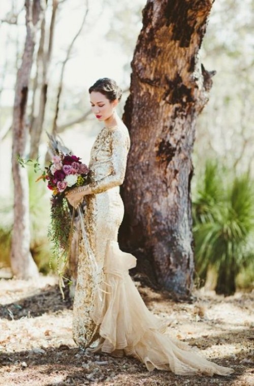 золотое свадебное платье с длинным рукавом