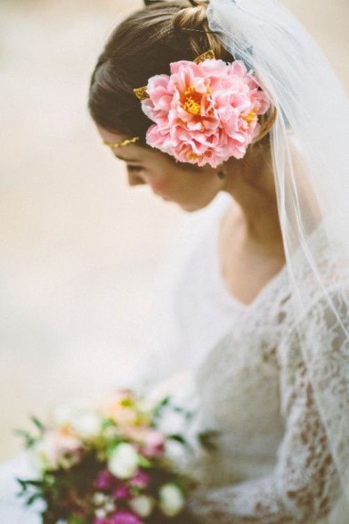 Свадебная прическа с цветком фото 26