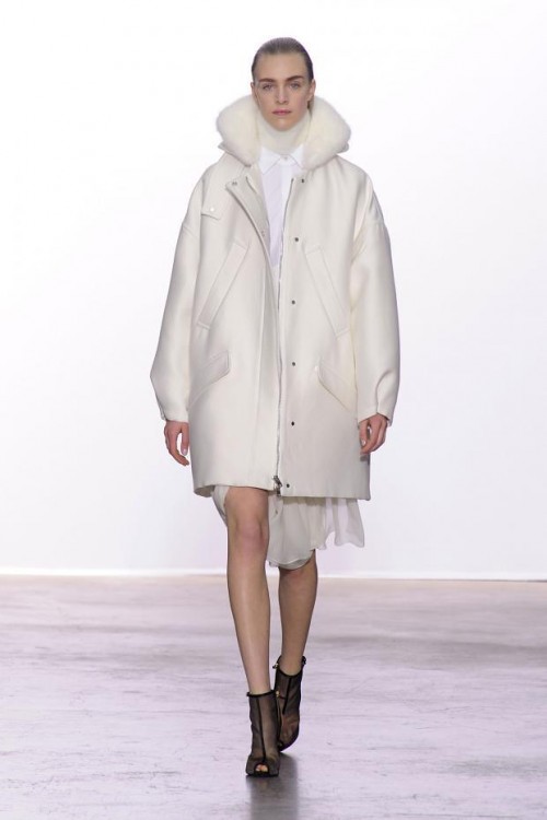 белое короткое пальто Giambattista Valli