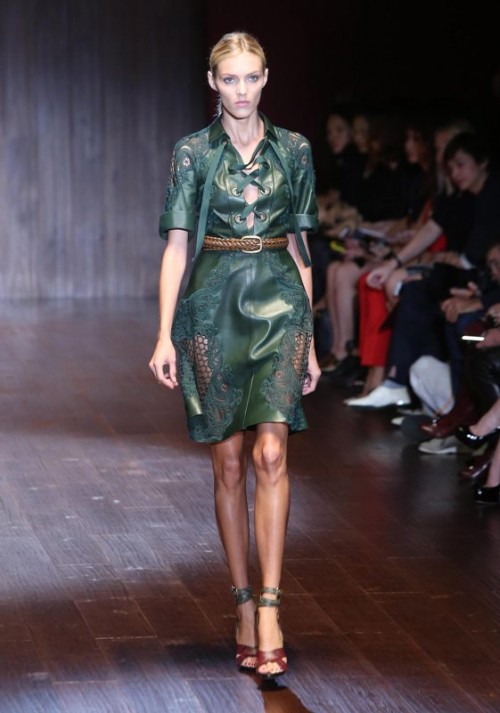 коллекция Gucci 2024 изумрудное платье с ажурными вставками