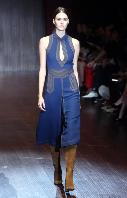 коллекция Gucci 2024 синее платье без рукавов
