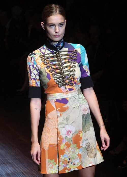 коллекция Gucci 2024  пестрое платье