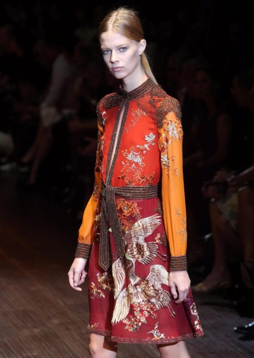 коллекция Gucci 2024 пестрое платье с поясом