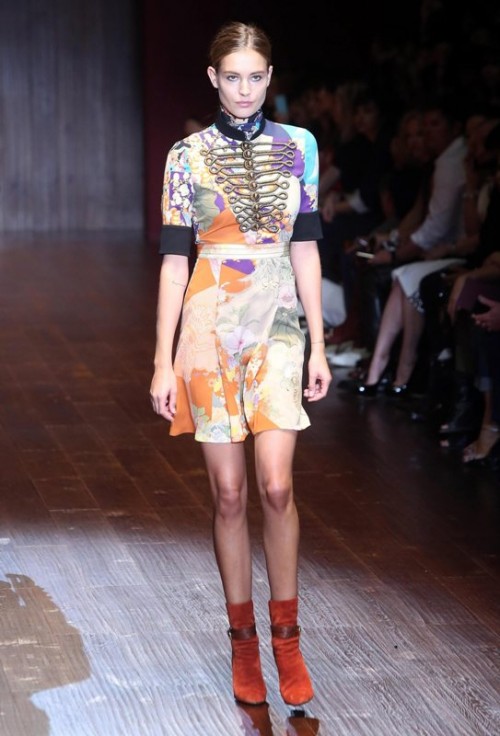 коллекция Gucci 2024 пестрое платье с коротким рукавом