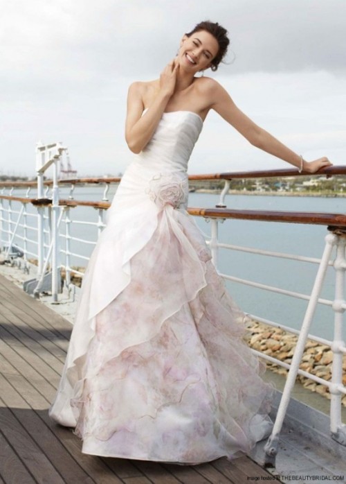 Свадебное платье с цветочными рюшами 