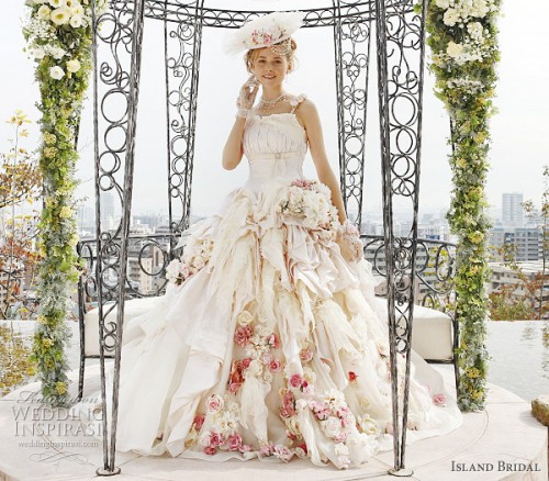 Свадебное платье  с множеством цветов