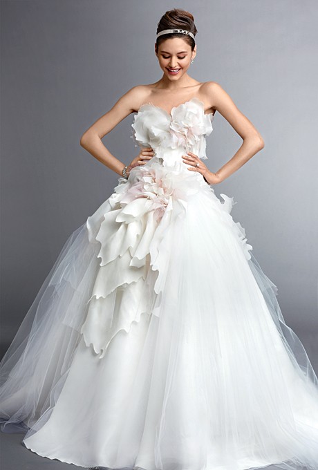 Свадебное платье с цветочной аппликацией