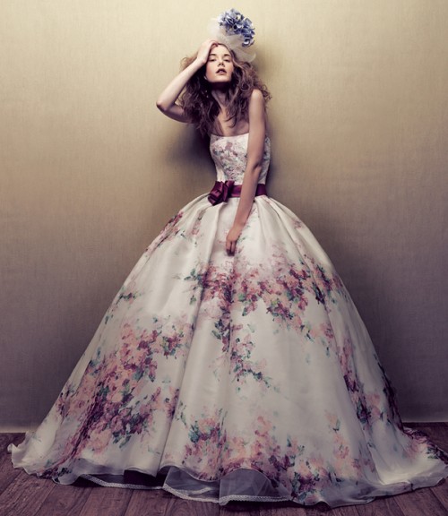 Свадебное платье с цветами в сиреневых тонах