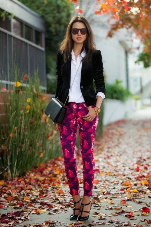 брюки с цветочным принтом с черным пиджаком