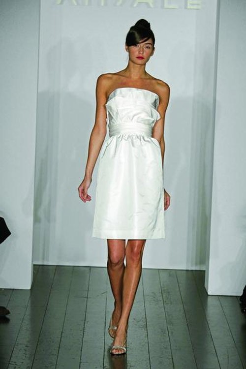 кружевное короткое свадебное платье: коллекция 2020 фото 28