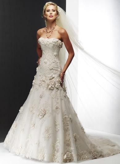Свадебное платье с ажурными цветами