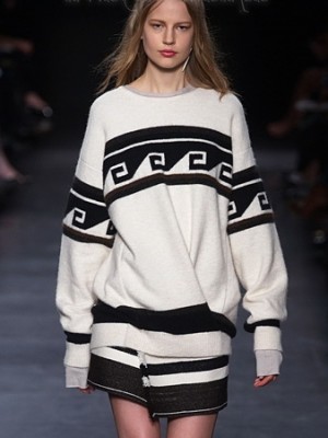Модные женские свитера сезона весна-осень-2024